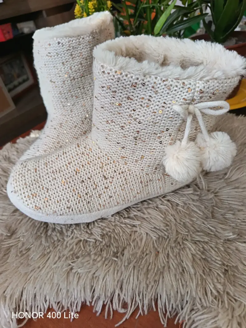 Botas de casa tejidas con pompones beige - 3