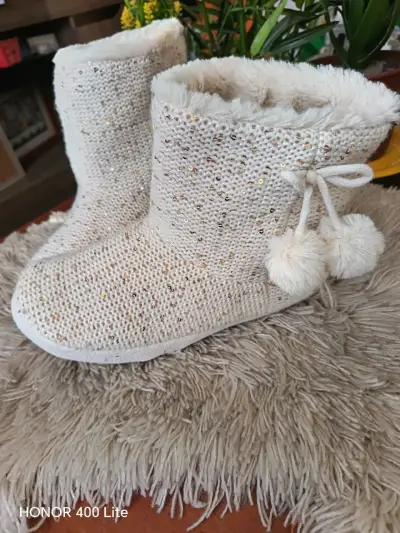 Botas de casa tejidas con pompones beige - miniatura 3