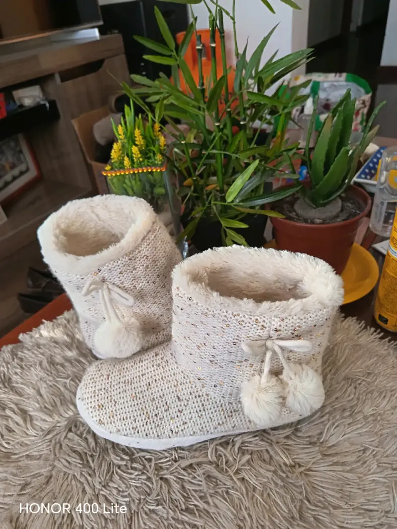 Botas de casa tejidas con pompones beige - 4