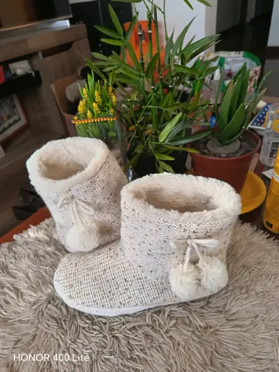 Botas de casa tejidas con pompones beige - miniatura 4