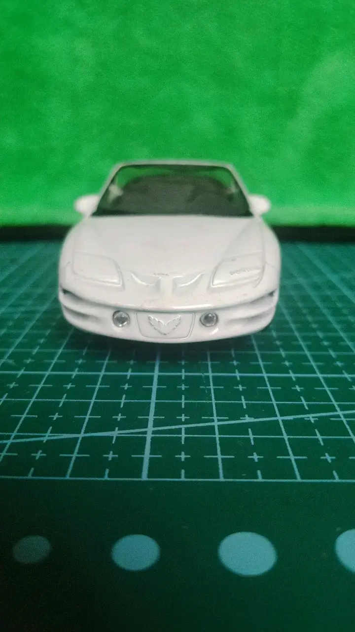Modelo a escala Pontiac Firebird blanco - 2