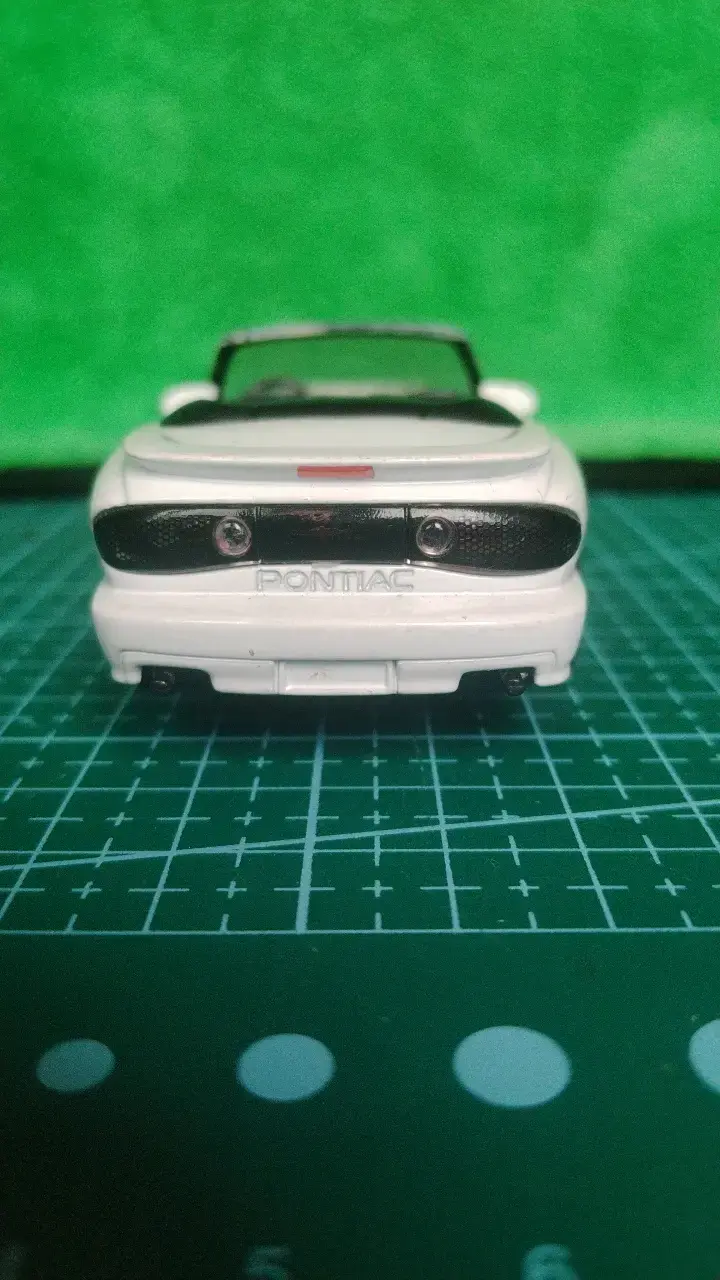 Modelo a escala Pontiac Firebird blanco - 4