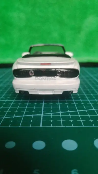 Modelo a escala Pontiac Firebird blanco - miniatura 4