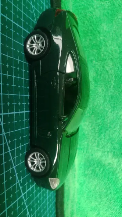 Modelo a escala Jaguar XK verde oscuro - miniatura 1