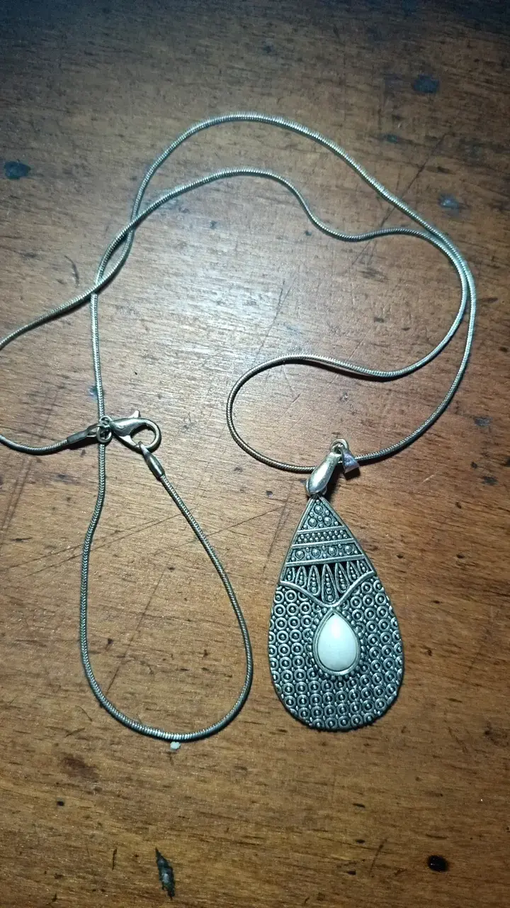Collar con colgante de diseño étnico