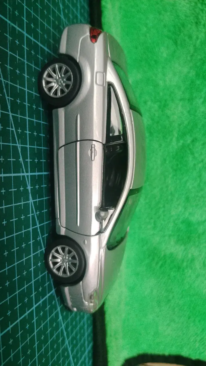 Modelo a escala Peugeot 407 plateado - 1