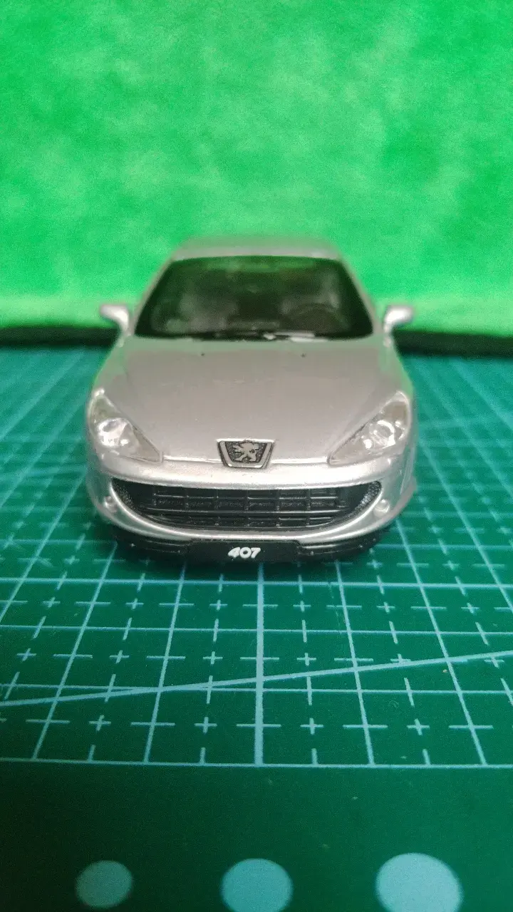 Modelo a escala Peugeot 407 plateado - 2
