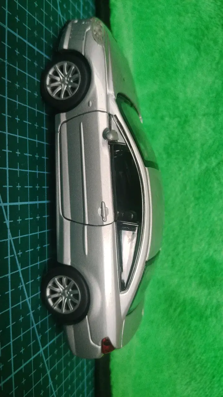 Modelo a escala Peugeot 407 plateado - 3