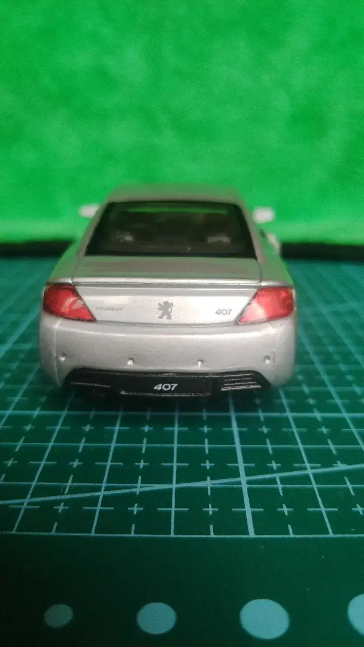Modelo a escala Peugeot 407 plateado - 4