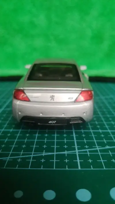 Modelo a escala Peugeot 407 plateado - miniatura 4