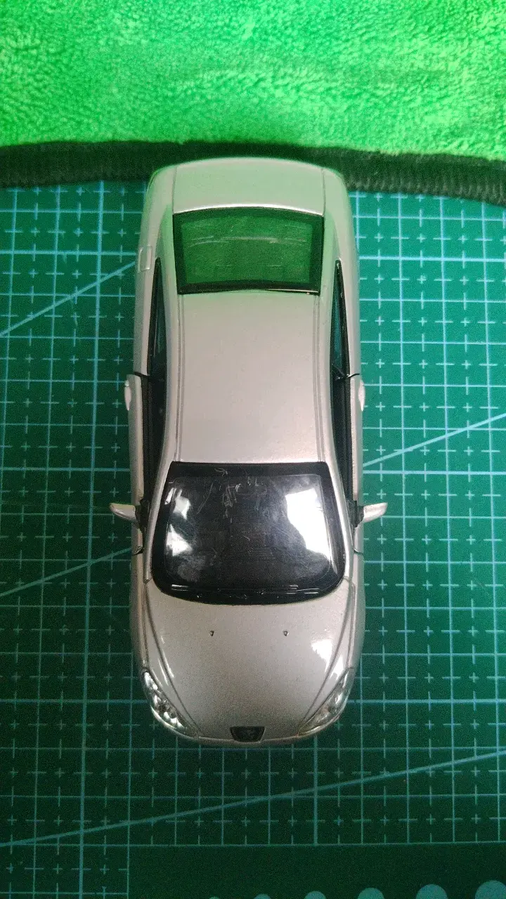 Modelo a escala Peugeot 407 plateado - 5