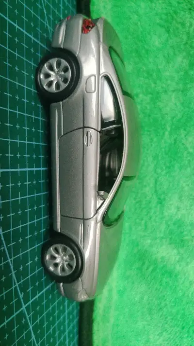 Modelo a escala BMW 645Ci plateado - miniatura 1