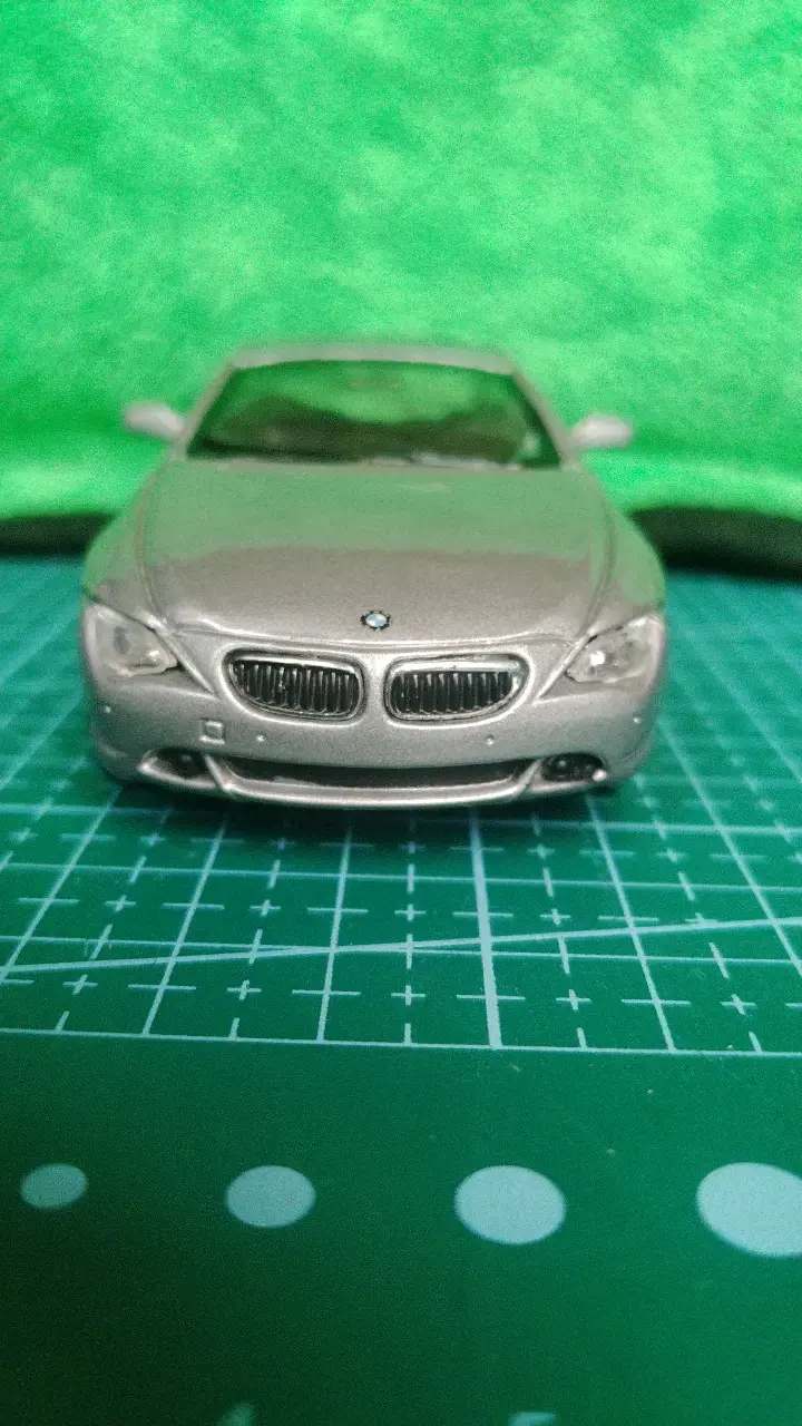 Modelo a escala BMW 645Ci plateado - 2