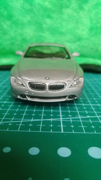 Modelo a escala BMW 645Ci plateado - miniatura 2