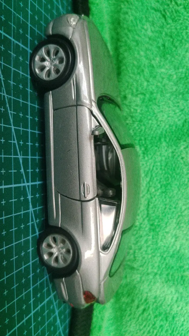 Modelo a escala BMW 645Ci plateado - 3