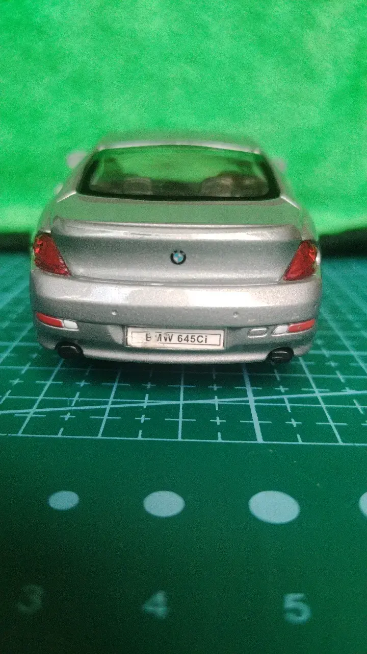 Modelo a escala BMW 645Ci plateado - 4