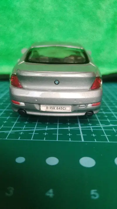 Modelo a escala BMW 645Ci plateado - miniatura 4