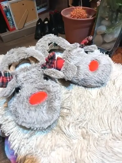 Pantuflas de reno gris con nariz roja - miniatura 2