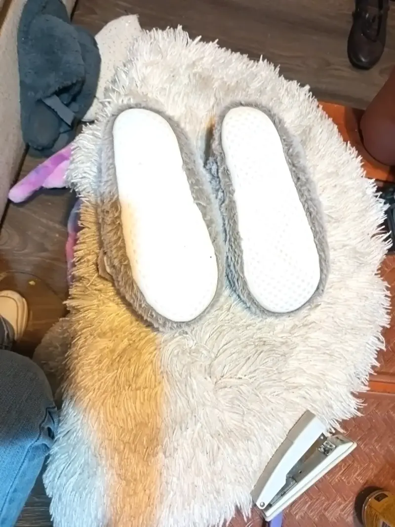 Pantuflas de reno gris con nariz roja - 3