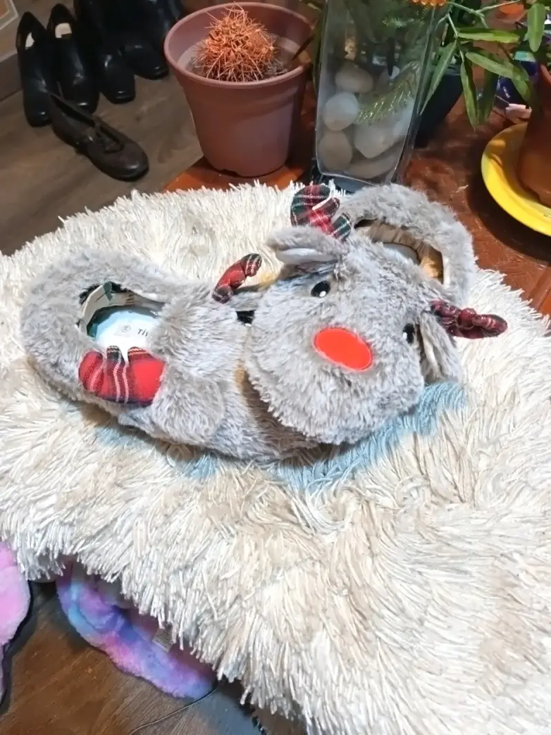 Pantuflas de reno gris con nariz roja - 4