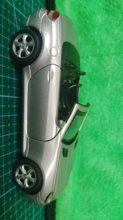 Modelo a escala Mercedes-Benz SLK 350 plateado - miniatura 1