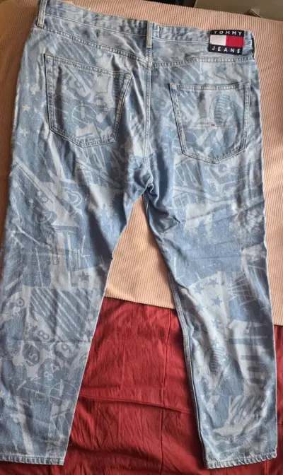 Jeans Tommy Hilfiger con diseño estampado - miniatura 2