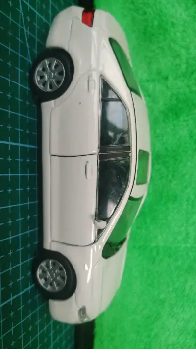 Modelo a escala Toyota Camry blanco - miniatura 1