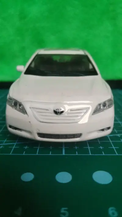Modelo a escala Toyota Camry blanco - miniatura 2