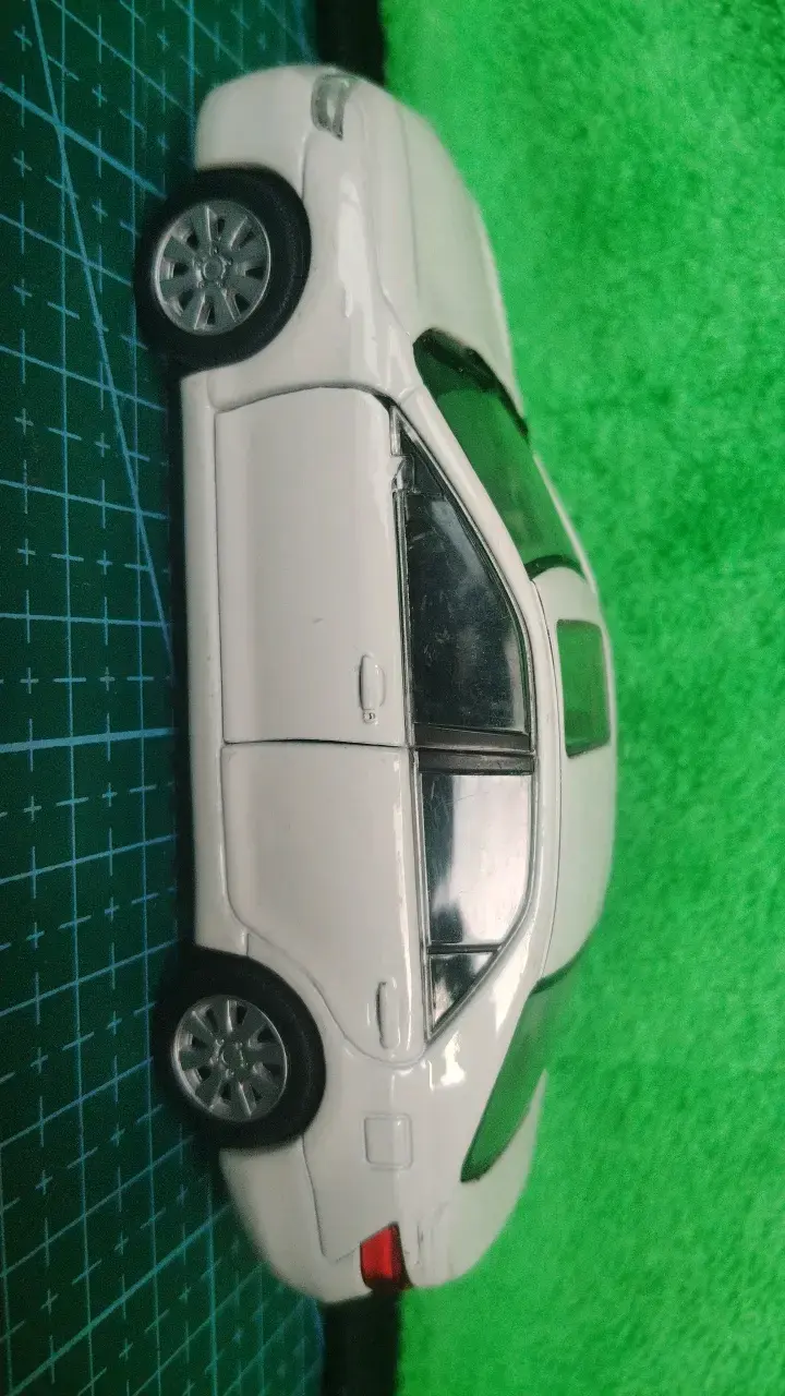 Modelo a escala Toyota Camry blanco - 3