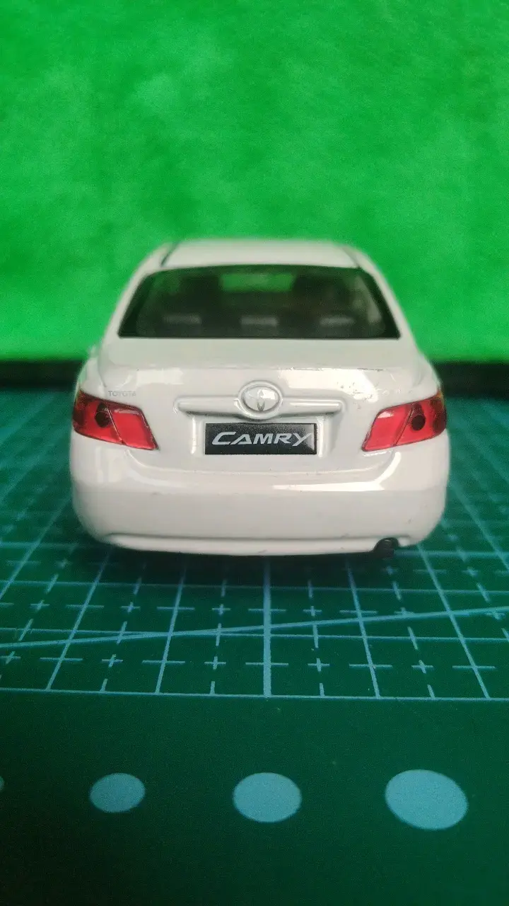 Modelo a escala Toyota Camry blanco - 4