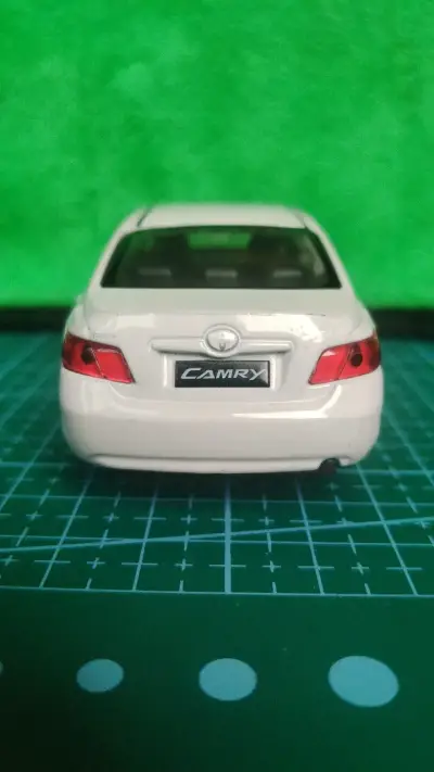 Modelo a escala Toyota Camry blanco - miniatura 4