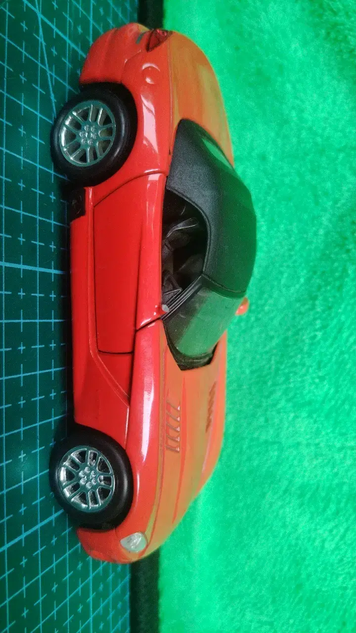 Auto a escala rojo deportivo - 1