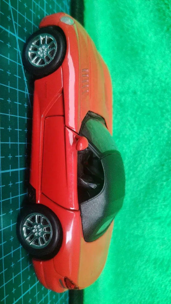 Auto a escala rojo deportivo - 3