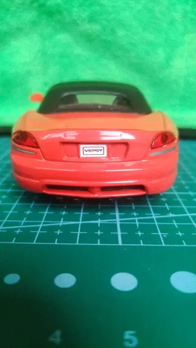Auto a escala rojo deportivo - miniatura 4