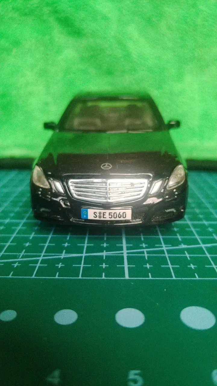 Auto a escala Mercedes-Benz negro - 2