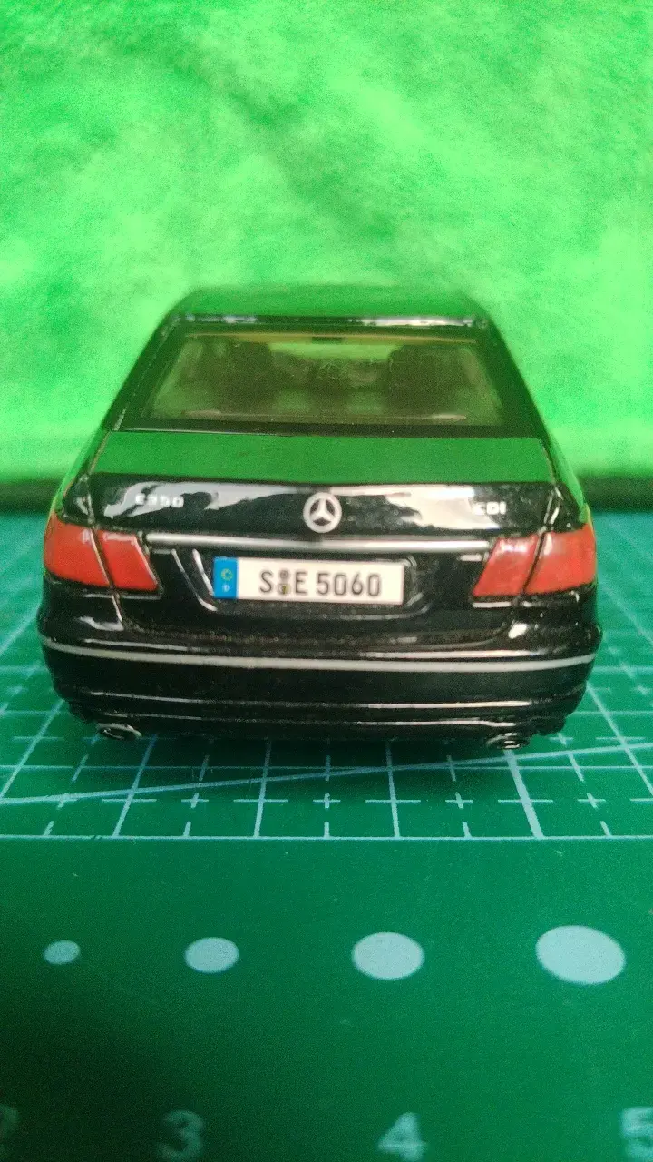 Auto a escala Mercedes-Benz negro - 4