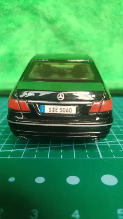 Auto a escala Mercedes-Benz negro - miniatura 4