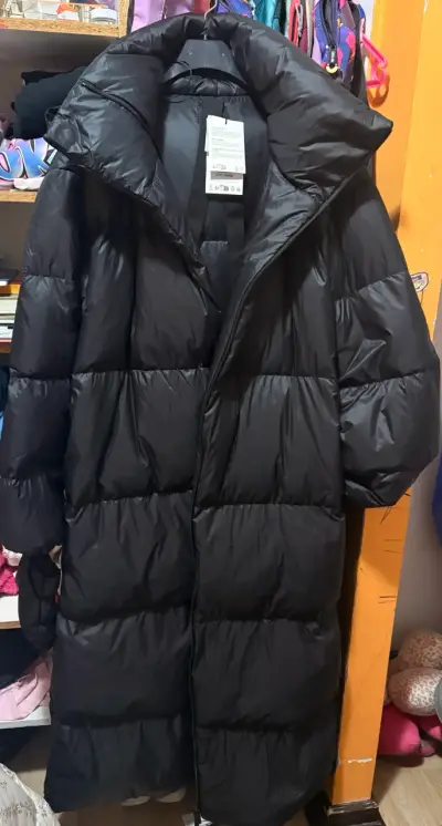 Parka  largo negro con capucha para invierno - miniatura 2