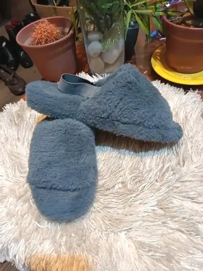 Pantuflas de felpa gris para invierno - miniatura 1