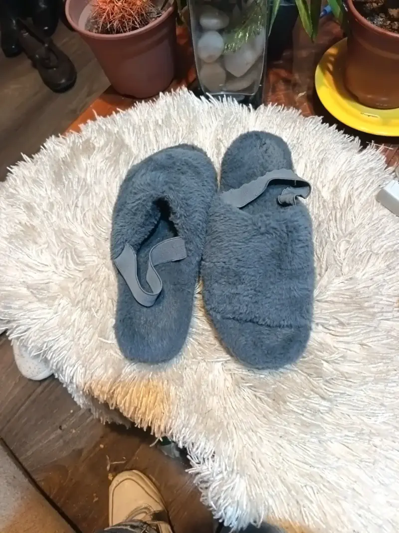 Pantuflas de felpa gris para invierno - 5