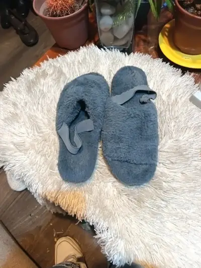 Pantuflas de felpa gris para invierno - miniatura 5