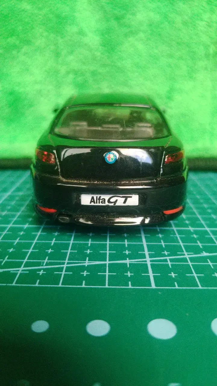 Modelo a escala Alfa Romeo GT negro - 4