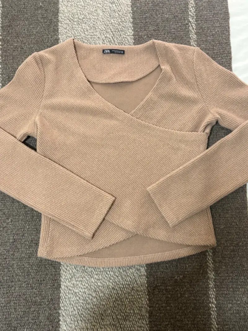 Suéter cruzado beige Zara para mujer - 1