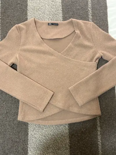Suéter cruzado beige Zara para mujer - miniatura 1