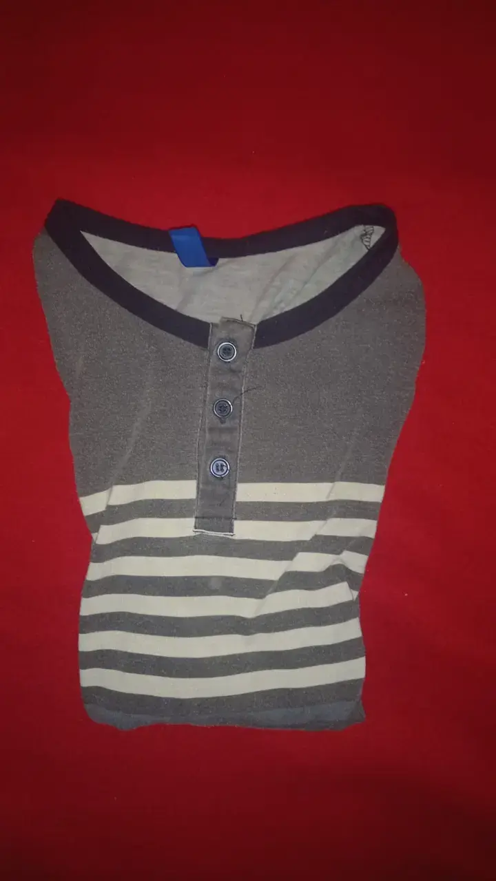 Pijama de rayas gris con botones para hombre