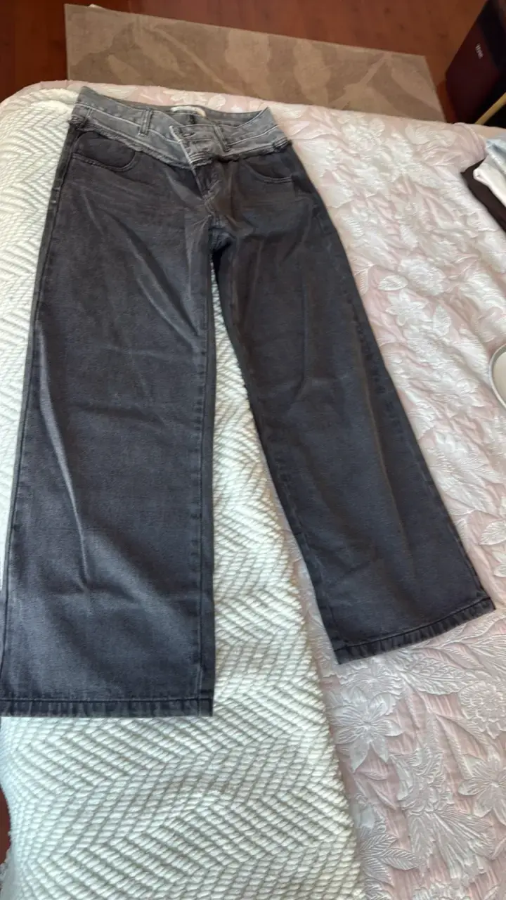 Jeans grises de mujer con diseño moderno - 1