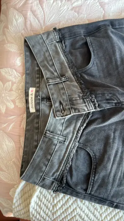 Jeans grises de mujer con diseño moderno - miniatura 2