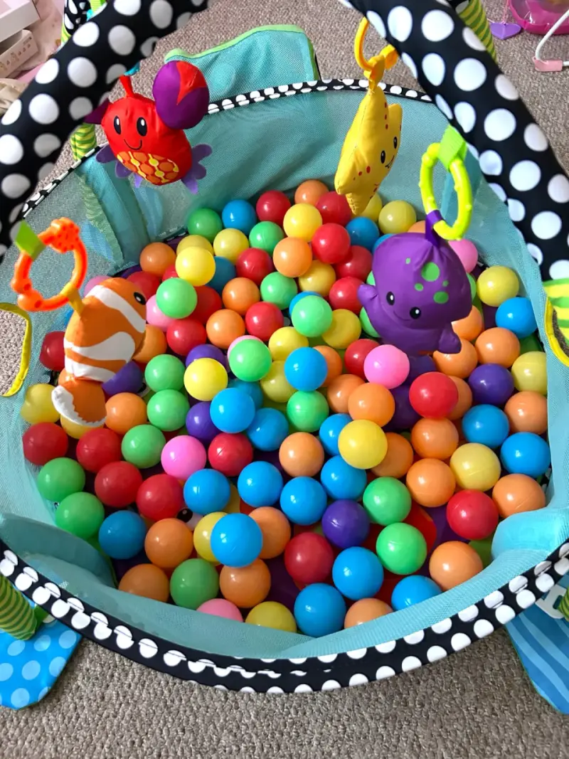Piscina de pelotas para bebé con gimnasio de actividades - 2