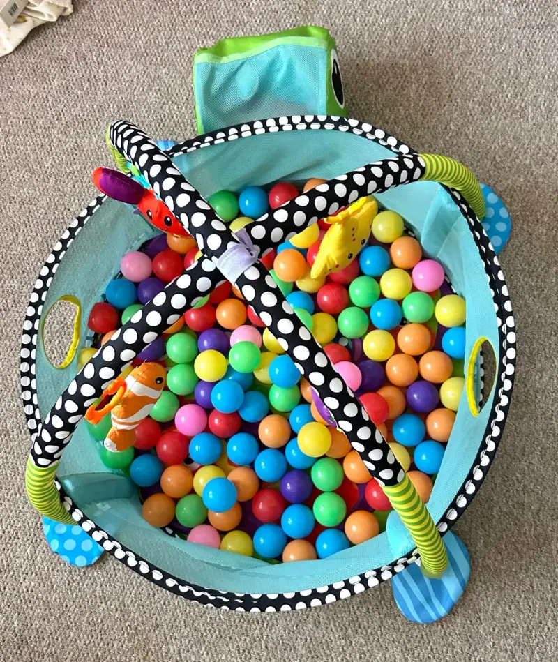 Piscina de pelotas para bebé con gimnasio de actividades - 3