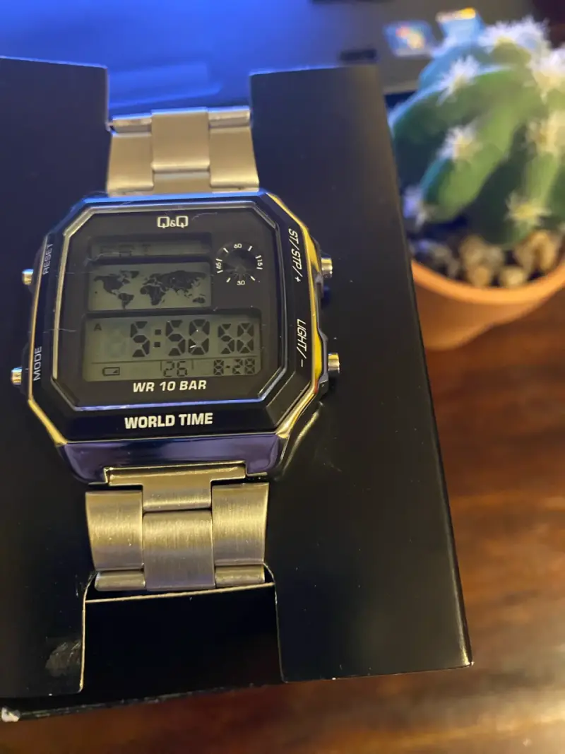 Reloj digital Q&Q con función World Time